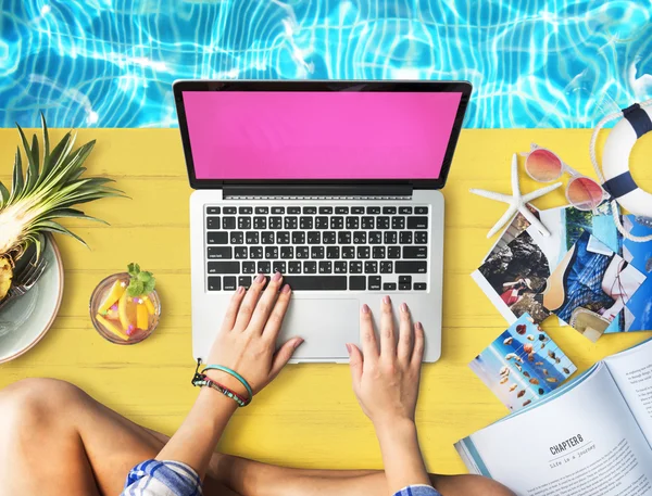 Mujer escribiendo en el teclado del ordenador portátil — Foto de Stock