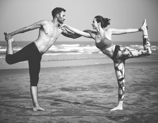 Пара робить баланс йога позу — стокове фото