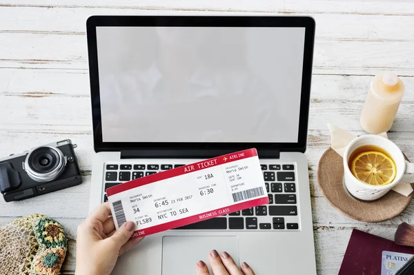 Girl makes travel plan — Stock Photo, Image