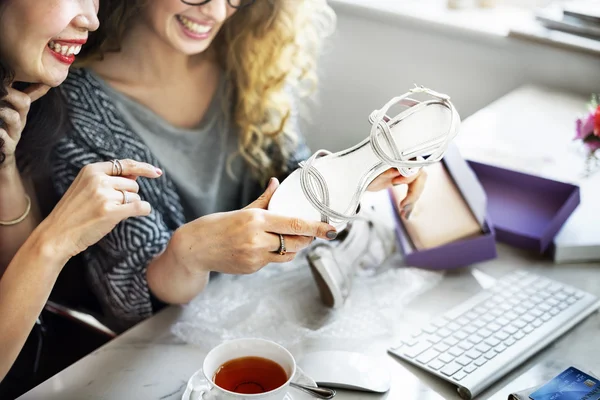 Donne shopaholic con scarpe nuove — Foto Stock