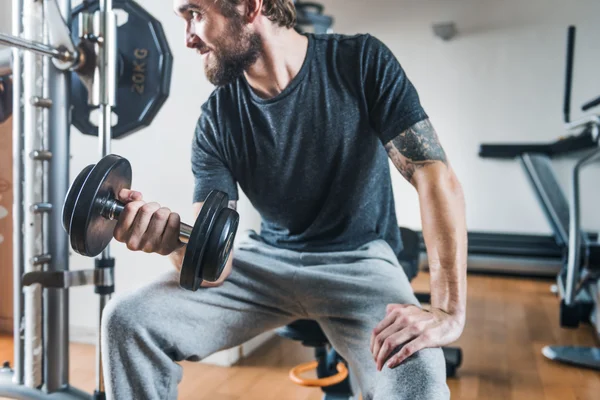 Hombre haciendo ejercicios de entrenamiento con pesas —  Fotos de Stock
