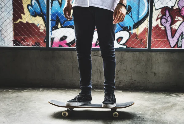 Man rit op Skateboard — Stockfoto