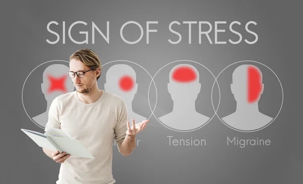 Affärsman som arbetar med tecken på Stress — Stockfoto