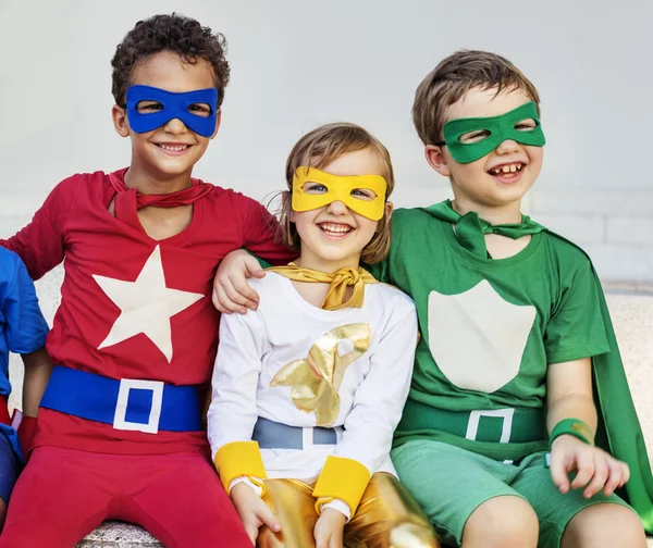 Kinderen in kostuums van superhelden — Stockfoto