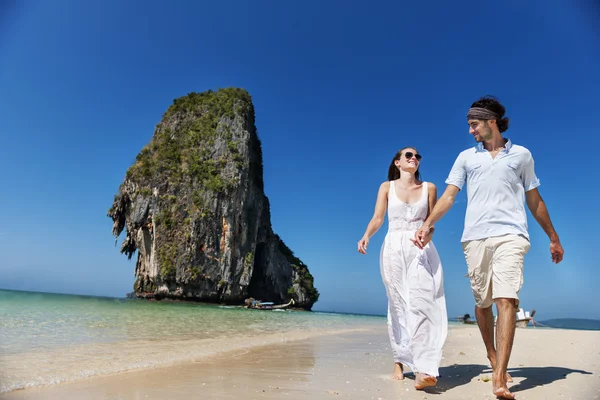 Casal andando na praia — Fotografia de Stock