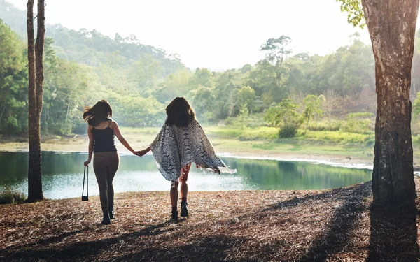 Mujeres amigos al aire libre — Foto de Stock