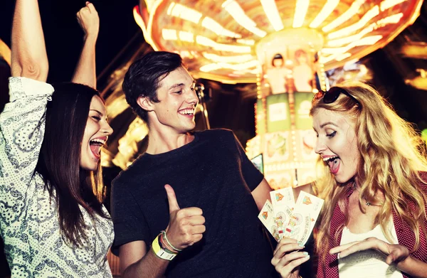 Friends have fun in Amusement Park — Stock Photo, Image