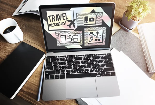 Laptop met informatie op scherm — Stockfoto