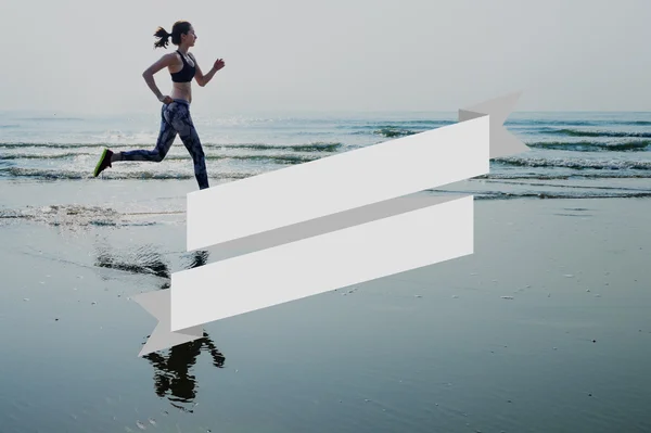 Vrouw joggen op het strand — Stockfoto