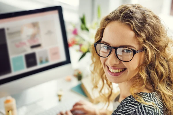 Belle femme à la table de travail — Photo