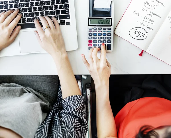 Donne che calcolano e lavorano — Foto Stock