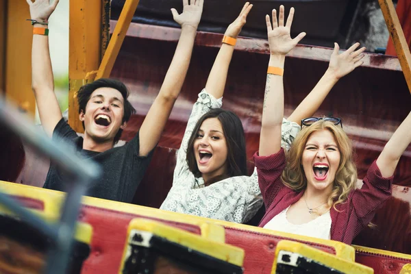 Amigos se divierten en Parque de Atracciones — Foto de Stock