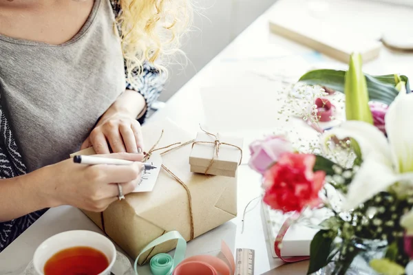 Vrouw schrijven kaart Concept — Stockfoto