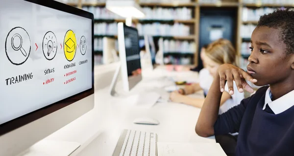 Kinderen studeren met computer — Stockfoto