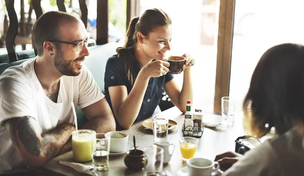 Jovens em cafetaria — Fotografia de Stock