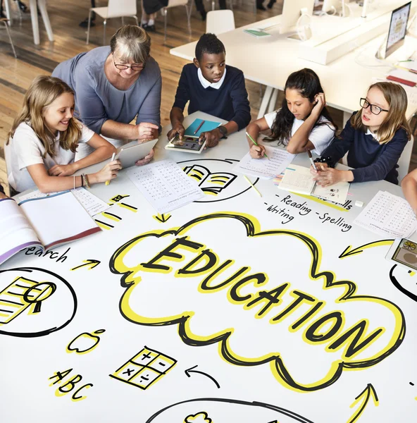 Insegnante con gruppo di bambini — Foto Stock