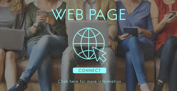 人々 はデバイスと web ページと一緒に座る — ストック写真
