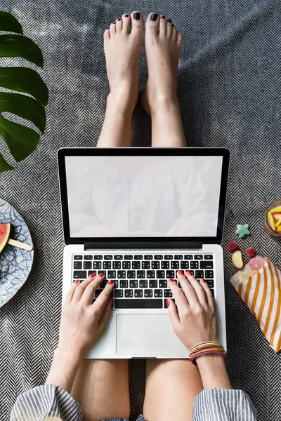 Vrouw typen op laptop toetsenbord — Stockfoto