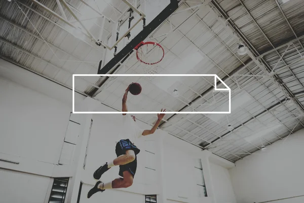 Basketbol oynarken sporcu — Stok fotoğraf