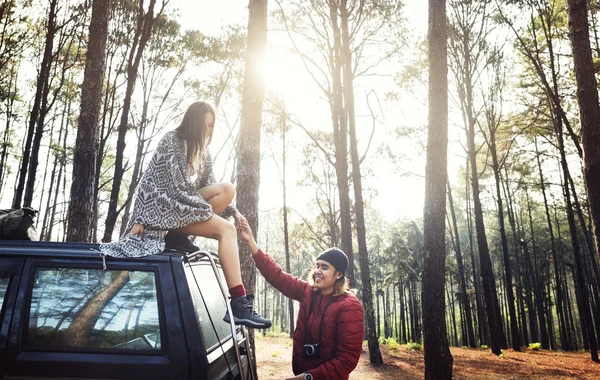 Belo casal na viagem de carro — Fotografia de Stock