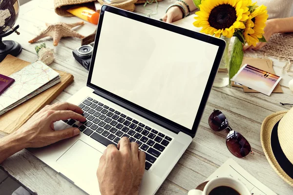 Homem digitando no teclado do laptop — Fotografia de Stock