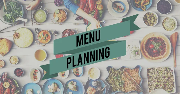 Стіл з їжею та концепцією планування меню — стокове фото