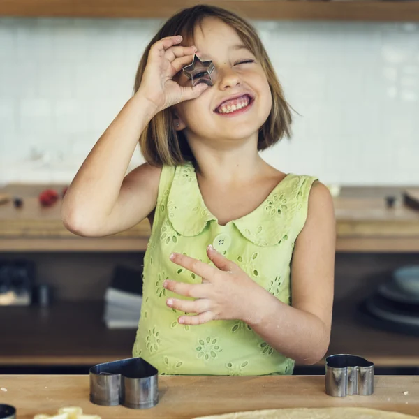 Ragazza carina che fa biscotti — Foto Stock