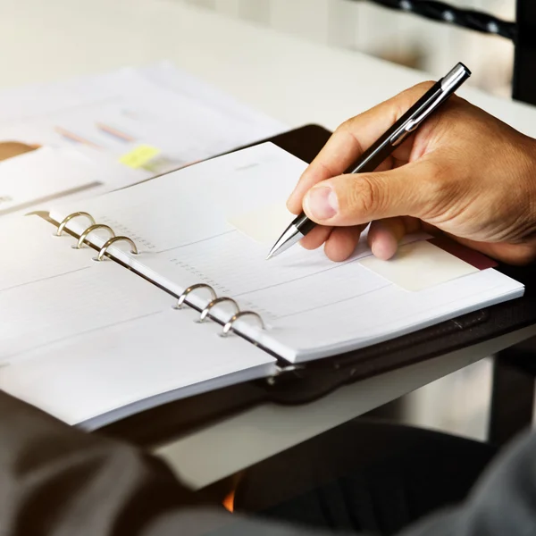 Geschäftsmann schreibt Notizen ins Tagebuch — Stockfoto