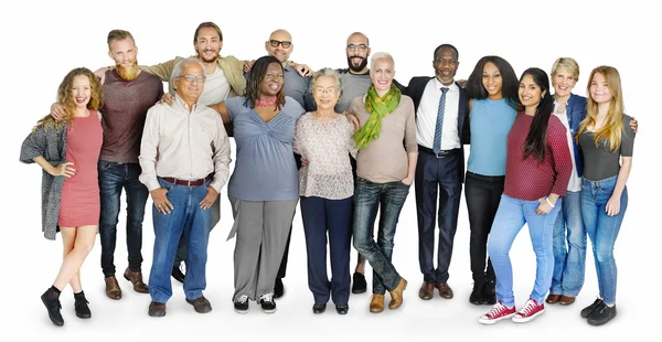 Gruppe unterschiedlicher Menschen umarmt — Stockfoto