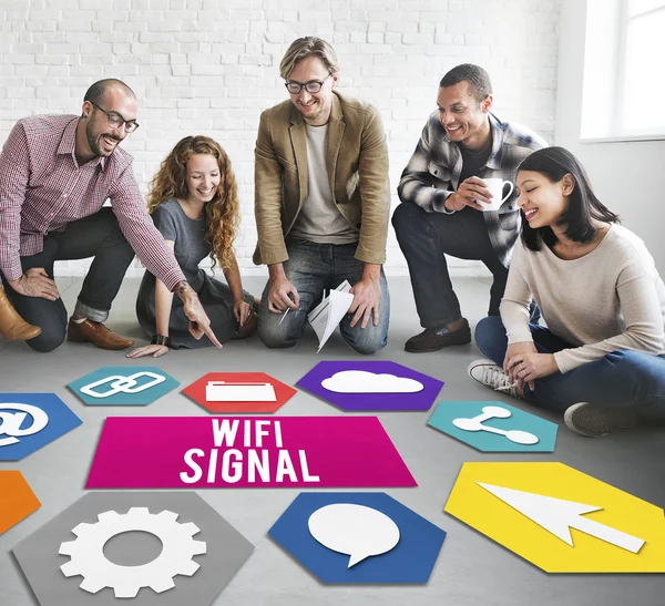 Designer arbeiten mit Plakat und Wifi-Signal — Stockfoto