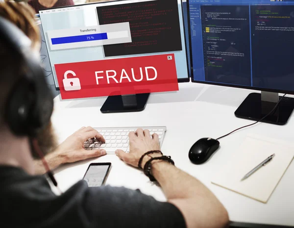 Biznesmen, pracując na komputerze z oszustwem — Zdjęcie stockowe