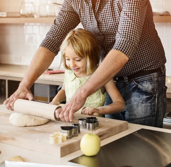 Liten flicka med far att göra cookies — Stockfoto