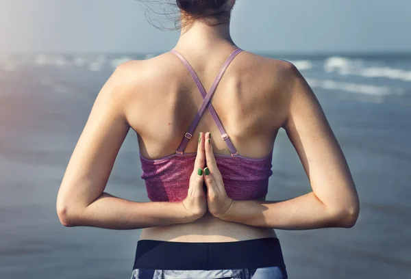 Vrouw die yoga beoefent — Stockfoto