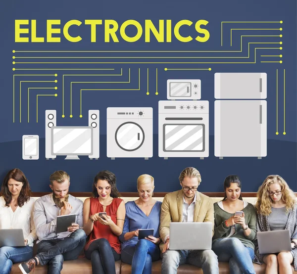 Menschen sitzen mit Geräten und Elektronik — Stockfoto