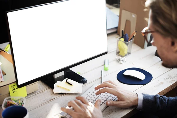 Empresario escribiendo en el teclado de la computadora — Foto de Stock