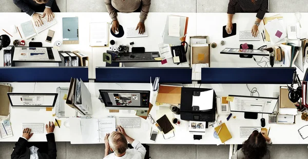 Empresários no escritório em reunião — Fotografia de Stock
