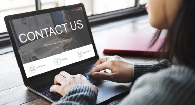 Laptop klavyesinde yazan kız