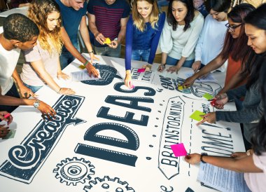 Öğrenci çalışma masasında çeşitlilik grubu