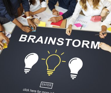 Öğrenciler üniversitede beyin fırtınası