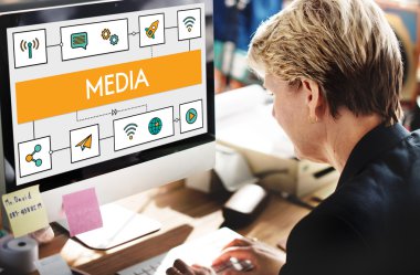 Bilgisayarda çalışan iş kadını