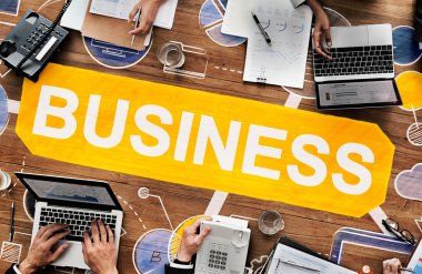 insanlar ile dijital cihazlar çalışma ofisinde