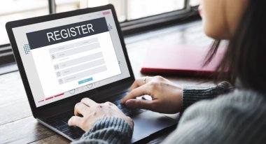 Laptop klavyesinde yazan kız