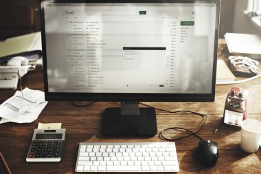 bilgisayar ekranındaki bilgileri ile