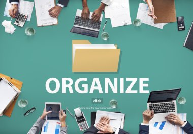 insanlar ile dijital cihazlar çalışma ofisinde