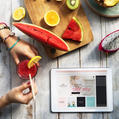 Suyu içme ve tablet içinde tarama bir kız