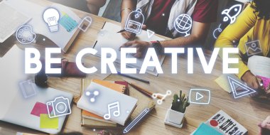 Öğrenciler birlikte beyin fırtınası