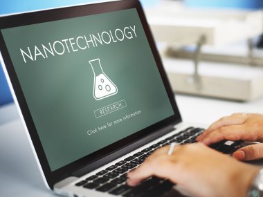 ekrandaki bilgileri ile dizüstü bilgisayar