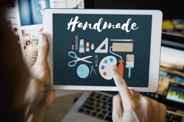 Dijital tablet elinde tutan adam