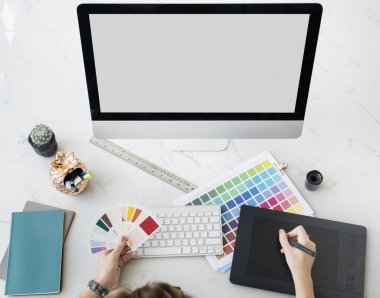 Grafik tablet ve bilgisayar çalışma kız