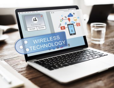 ekranda metin olan dizüstü bilgisayar